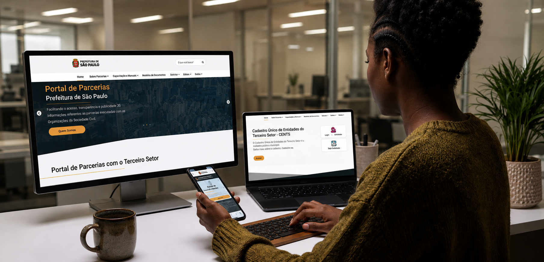 Pessoa acessando o Portal de Parcerias em um notebook e celular